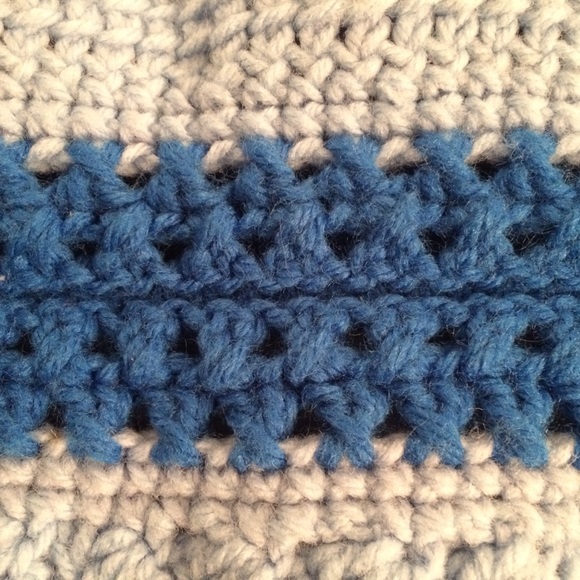 Blue on blue crocheted throw - Picture 6 of 10